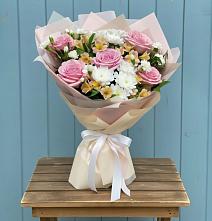 Букет цветов из:  Гвоздики, Орхидеи и Розы в Чунском