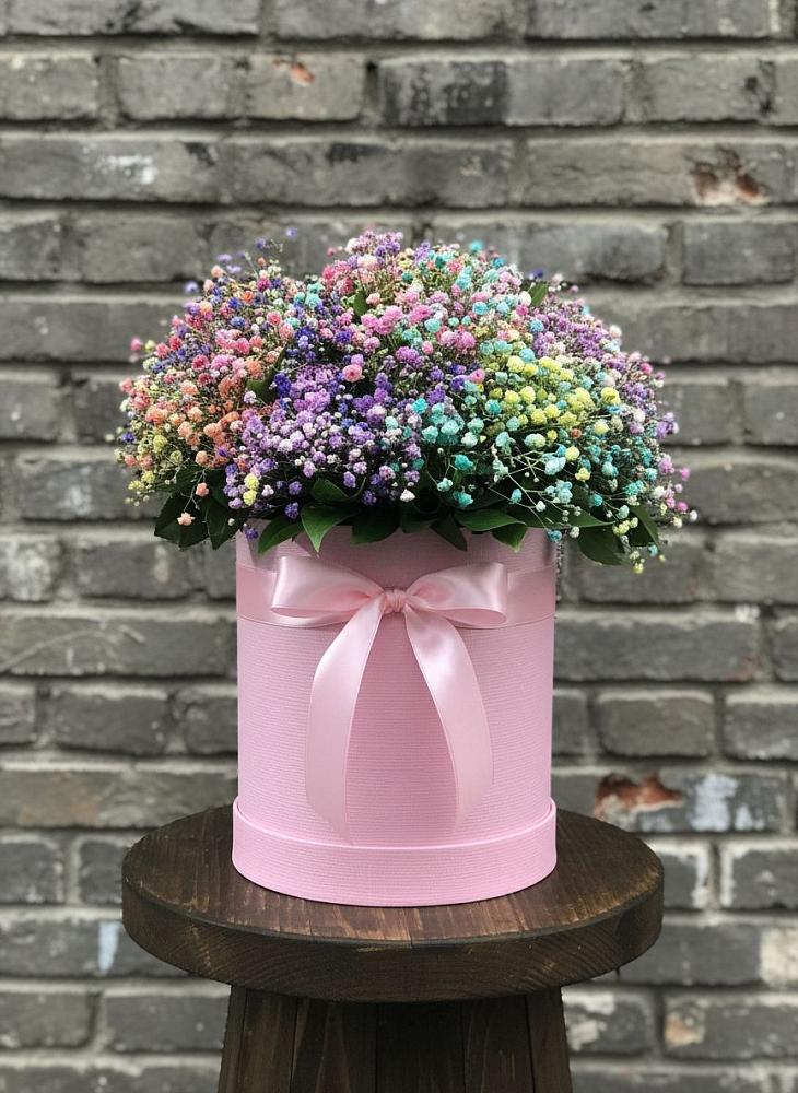 Цветочная композиция из Гипсофила и Розы в шляпной коробке в Чунском