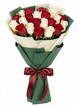 Букет Микс из красных и белых роз в Чунском