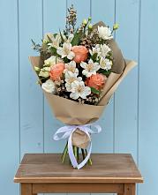 Букет цветов из:  Альстромерии, Лизиантусы, Розы и Хризантемы в Чунском