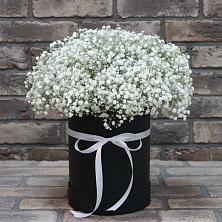 Цветочная композиция из Гипсофила в шляпной коробке в Чунском